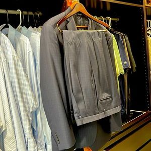 Jos a Bank 50L navy suit.